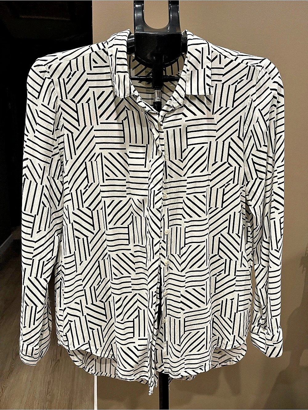Alexander Jordan Geometric Button Down in White & Black Size Medium Like New